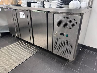 un plan de travail en inox sur lequel sont posés tout un tas de plats