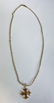 l'image d'un collier en or orné d'une croix
