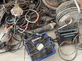 un tas d'appareils électriques par terre dans une pièce