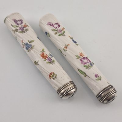 paire de salières et poivrières en céramique blanche ornées de motifs floraux