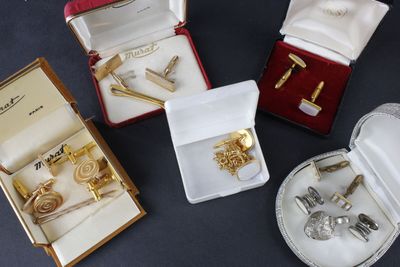 Lot de boutons de manchette et épingle à cravate en métal do… - Photo 1