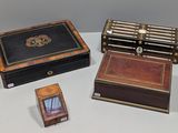 une petite boîte en bois et une petite boîte en bois posées sur une table