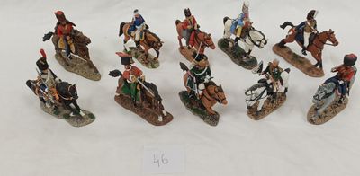 de nombreuses figurines représentant des hommes à cheval sur un fond blanc