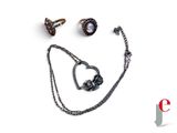 une photo d'un collier, d'une bague et d'une boucle d'oreille sur fond blanc
