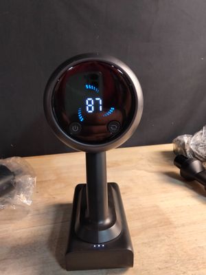une horloge posée sur un support, sur une table