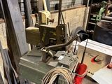 une machine placée au milieu d'une pièce