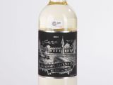une bouteille de vin blanc posée sur une table