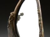 un miroir en forme de vague sur lequel figure un homme