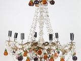 une image d'un lustre suspendu au plafond