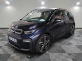 La BMW i3 est garée sur un sol à damier dans un garage