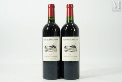 deux bouteilles de vin posées l'une à côté de l'autre sur une table