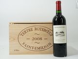 une bouteille de vin posée à côté d'une caisse en bois