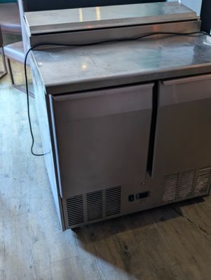un réfrigérateur posé sur une table dans une pièce