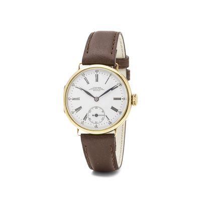 gros plan d'une montre sur fond blanc