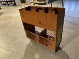 un chariot chargé d'un tas de bouteilles dans un magasin