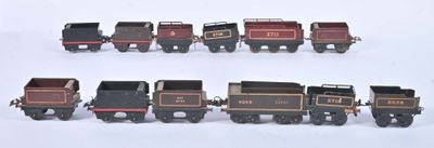 tout un tas de petits trains miniatures alignés sur la table