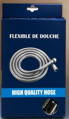 La boîte contenant le tuyau de douche flexible est ouverte et prête à l'emploi.