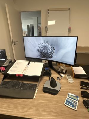 un bureau sur lequel se trouvent un ordinateur, un clavier, une souris et d'autres objets
