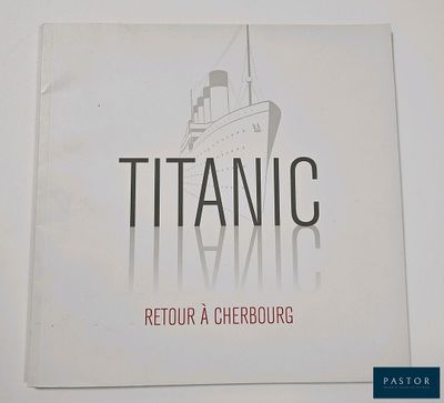 une enseigne portant l'inscription « Titanic » sur le côté d'un immeuble
