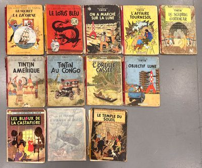 Plusieurs livres sont alignés sur une table devant un mur.