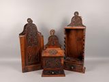 trois morceaux de bois comportant des sculptures et des gravures
