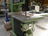 an image of a machine that is sitting on a pallet in a warehouse