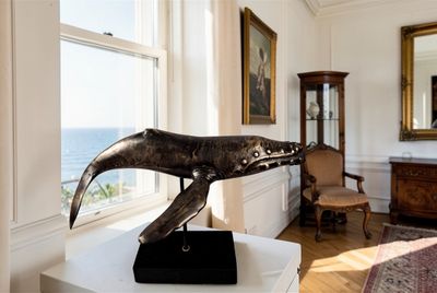 Art Moderne : Cachalot en bronze à patine marron nuancée. - Photo 1