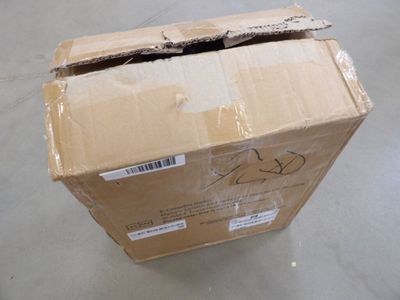 une boîte en carton posée sur le sol