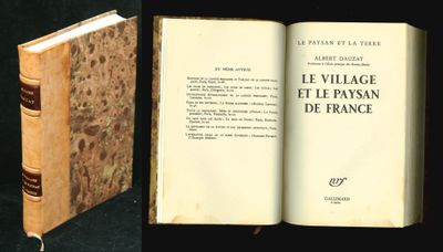 un livre ouvert posé sur une table, devant un fond noir