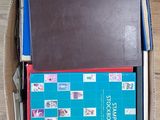 une boîte de livres et un stylo posés sur une table