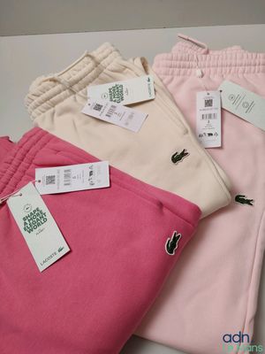 trois paires de pantalons roses et blancs avec leurs étiquettes de prix