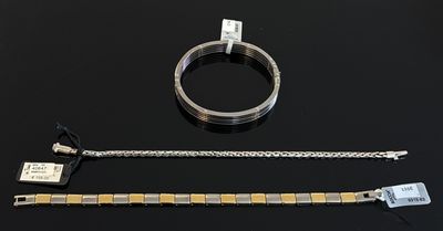 un bracelet, une bague et un bracelet posés sur une table