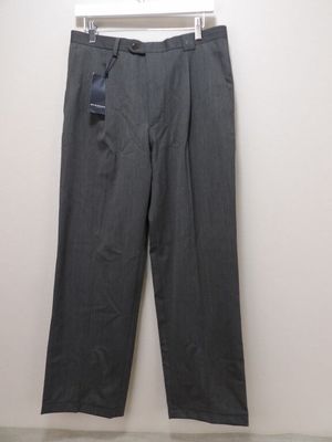 un gros plan sur le pantalon d'une personne suspendu à un cintre