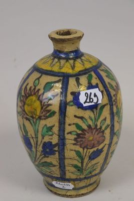 Vase persan en céramique polychrome, à décor de fleurs.