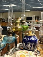 Lot comprenant : 8 lampes à pétrole, un pied de lampe en lai… (photo 2)