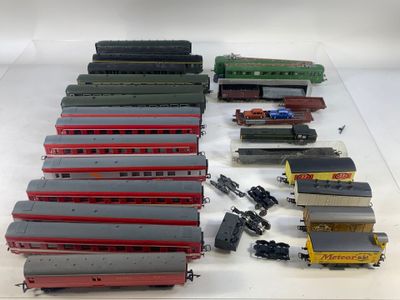 beaucoup de petits trains miniatures posés sur une surface blanche
