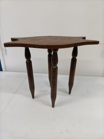 Petit tabouret en bois marqué « Tabeillée » 