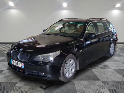 une photo d'un break BMW noir garé dans un garage