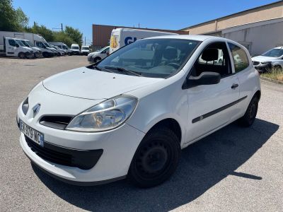 la petite voiture blanche est garée dans le parking