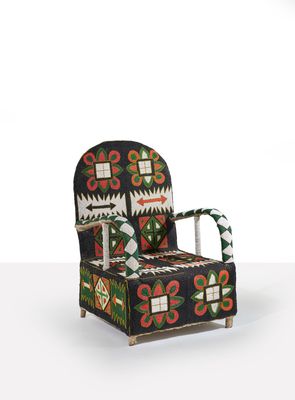 une chaise noire et rouge ornée d'un motif coloré