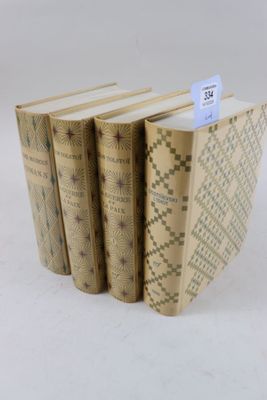 trois livres sont empilés sur une surface blanche