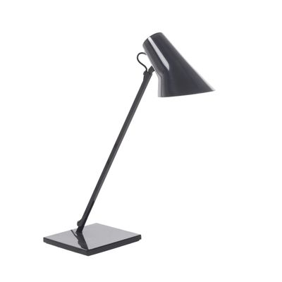 une lampe de bureau noire sur fond blanc, avec un fond blanc