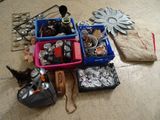 beaucoup d'objets posés sur le sol