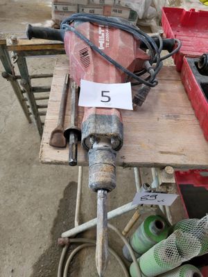 une image représentant une table sur laquelle sont posés des outils