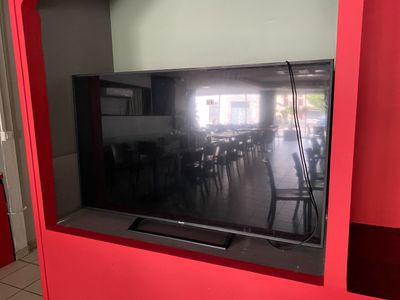 une télévision à écran plat accrochée au mur