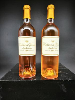 deux bouteilles de vin posées sur une table noire