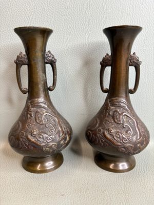 deux vases posés sur une table