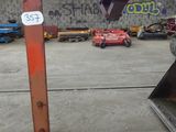 une photo d'une grue dans un entrepôt, avec des graffitis sur les murs