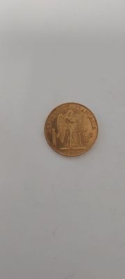 une pièce d'or sur une surface blanche avec un fond blanc