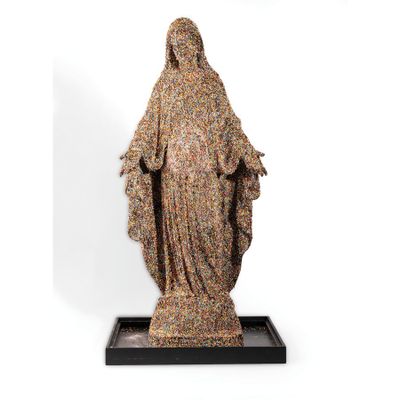 une image représentant une statue d'une femme portant un voile